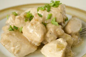 Тушеная курица со сметаной и луком - пошаговый рецепт Тушеная курица со сметаной и луком - пошаговый рецепт