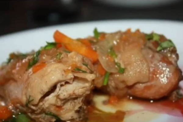 Курка з морквою, тушкована в пиві