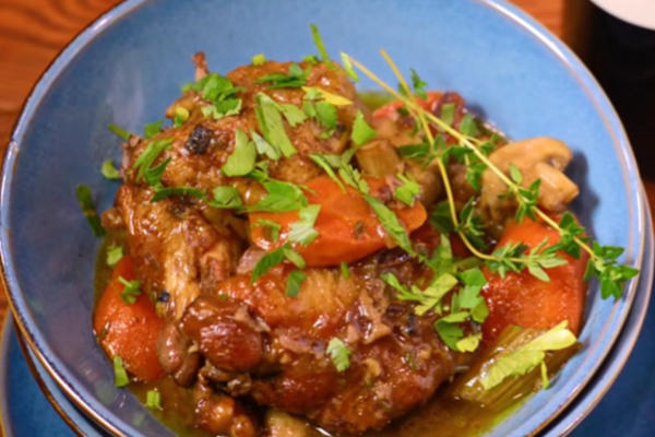 Курка, тушкована у червоному вині