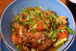 Курица, тушеная в красном вине - пошаговый рецепт Курица, тушеная в красном вине - пошаговый рецепт