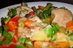 Тушкована курка з картоплею та овочами в мультиварці - покроковий рецепт Тушкована курка з картоплею та овочами в мультиварці - покроковий рецепт