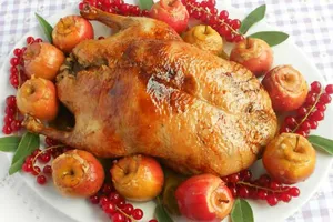 Качка, фарширована чорносливом, рисом і яблуками - покроковий рецепт Качка, фарширована чорносливом, рисом і яблуками - покроковий рецепт