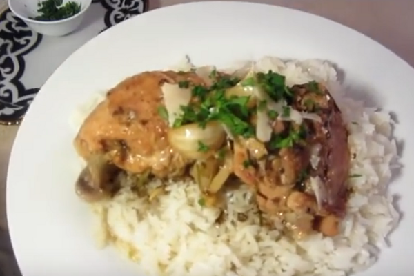 Курка, тушкована у білому вині