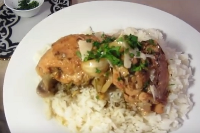 Курица, тушеная в белом вине