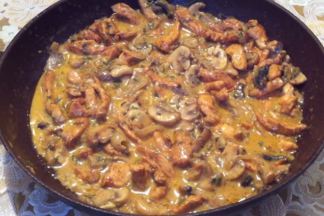 Тушеная курица с шампиньонами