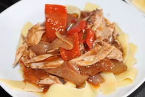 Тушеная курица в вине - пошаговый рецепт Тушеная курица в вине - пошаговый рецепт