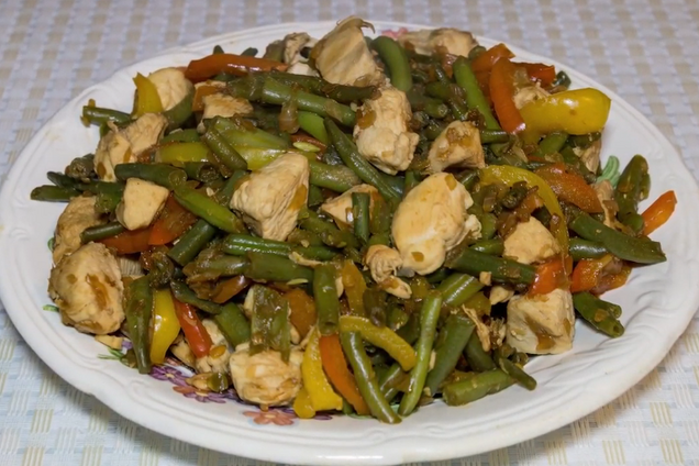 Диетическая тушеная курица со стручковой фасолью