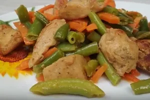 Курица, тушеная в соевом соусе со стручковой фасолью - пошаговый рецепт Курица, тушеная в соевом соусе со стручковой фасолью - пошаговый рецепт