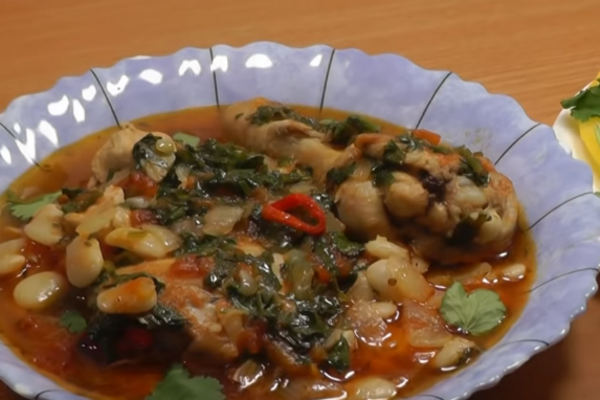 Тушкована курка з квасолею та цибулею