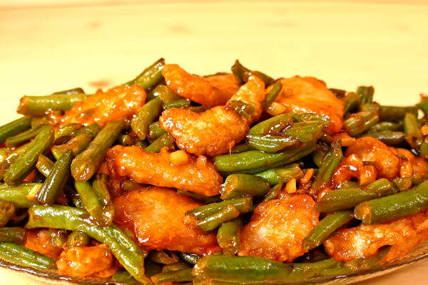 Тушкована курка зі стручковою квасолею