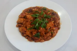 Тушкована курка з квасолею в томатному соусі - покроковий рецепт Тушкована курка з квасолею в томатному соусі - покроковий рецепт