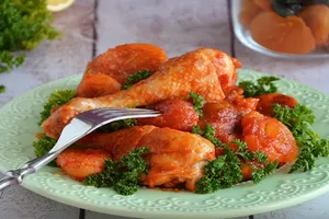 Тушеная курица с курагой - пошаговый рецепт Тушеная курица с курагой - пошаговый рецепт