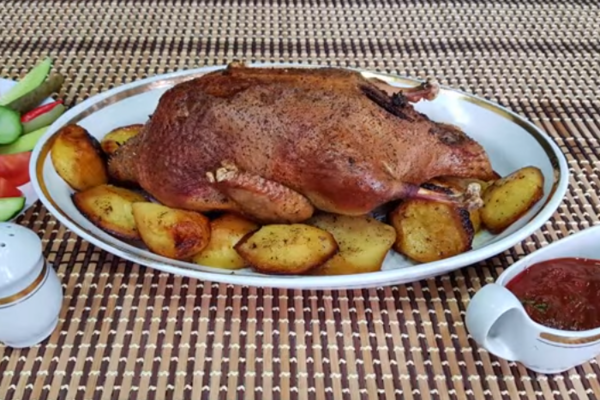 Качка в рукаві з картоплею