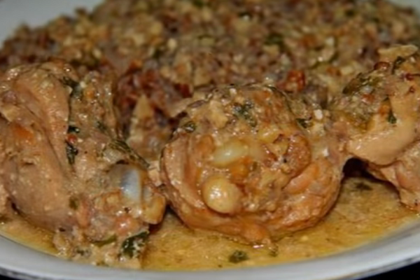 Тушкована курка з горіхами по-сочинськи