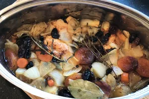 Тушкована курка з сухофруктами - покроковий рецепт Тушкована курка з сухофруктами - покроковий рецепт