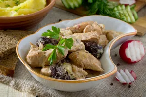 Тушеная курица с черносливом - пошаговый рецепт Тушеная курица с черносливом - пошаговый рецепт