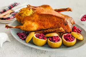 Гусь в рукаве с чесноком и яблоками - пошаговый рецепт Гусь в рукаве с чесноком и яблоками - пошаговый рецепт