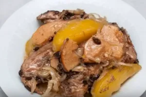 Тушеная курица с яблоками и луком - пошаговый рецепт Тушеная курица с яблоками и луком - пошаговый рецепт
