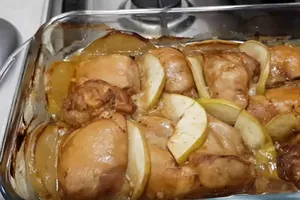 Тушеная курица с яблоками - пошаговый рецепт Тушеная курица с яблоками - пошаговый рецепт