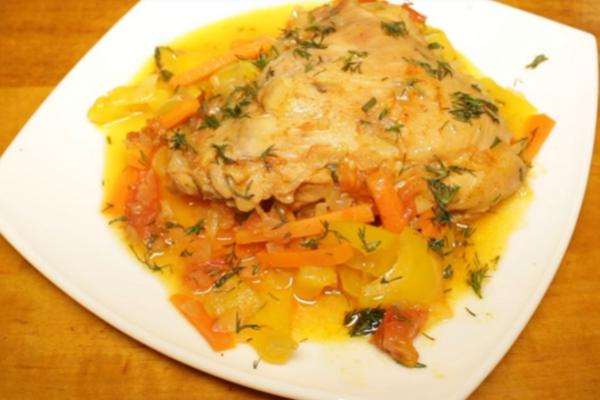 Тушкована курка з овочами в мультиварці