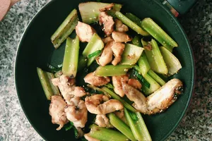 Жареное куриное филе с сельдереем - пошаговый рецепт Жареное куриное филе с сельдереем - пошаговый рецепт