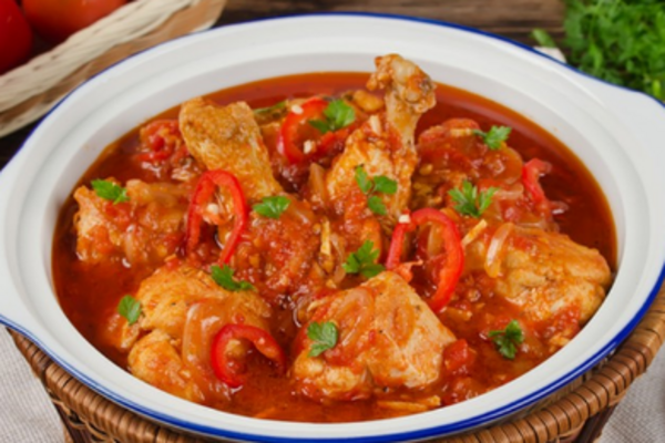 Курка, тушкована в томатному соусі з помідорами