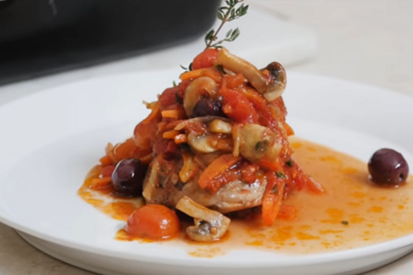 Курка, тушкована з помідорами по-італійськи