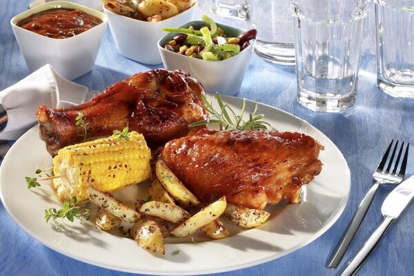 Індичка в рукаві з картоплею і цибулею