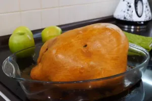 Курка в тісті з яблуками - покроковий рецепт Курка в тісті з яблуками - покроковий рецепт