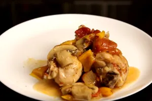 Курка, тушкована з грибами та овочами - покроковий рецепт Курка, тушкована з грибами та овочами - покроковий рецепт