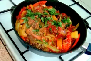 Курка, тушкована з болгарським перцем - покроковий рецепт Курка, тушкована з болгарським перцем - покроковий рецепт