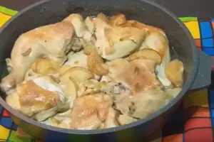 Тушеная курица в собственном соку с яблоком - пошаговый рецепт Тушеная курица в собственном соку с яблоком - пошаговый рецепт