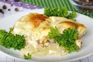 Тушеная курица в сметане с чесноком и луком - пошаговый рецепт Тушеная курица в сметане с чесноком и луком - пошаговый рецепт