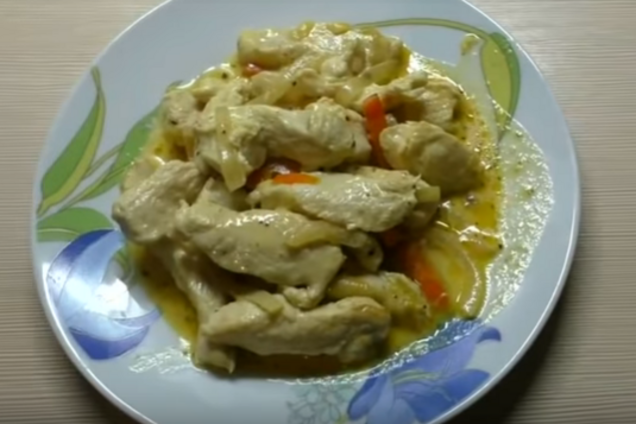 Тушеная курица в сметане с морковью