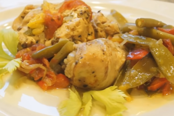 Курка в банці з квасолею та горохом