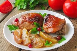 Тушеные окорочка с яблоками - пошаговый рецепт Тушеные окорочка с яблоками - пошаговый рецепт