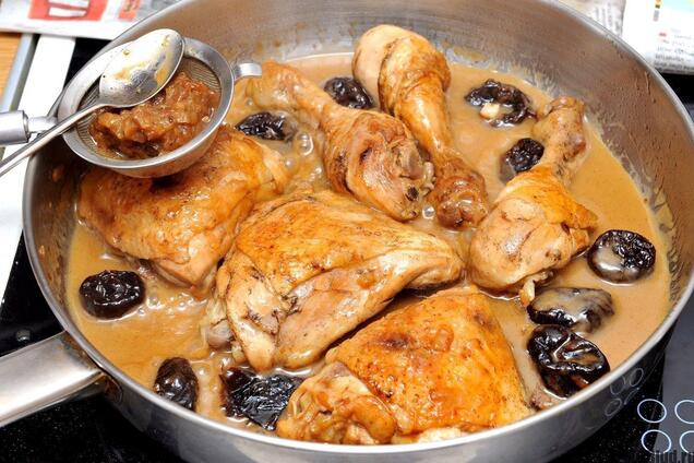 Тушеное куриное филе в сметане с яблоком и черносливом