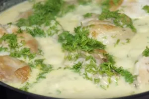 Жареная курица со сметаной - пошаговый рецепт Жареная курица со сметаной - пошаговый рецепт