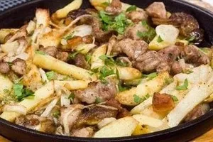 Жареная говядина с картошкой на сковороде - пошаговый рецепт Жареная говядина с картошкой на сковороде - пошаговый рецепт
