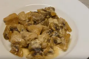 Смажена курка з печерицями - покроковий рецепт Смажена курка з печерицями - покроковий рецепт