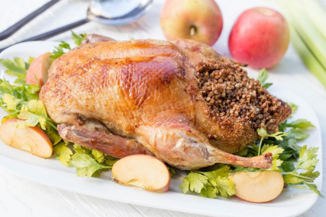 Качка, фарширована гречкою і яблуками