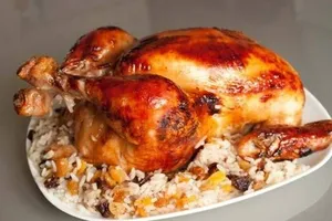 Курка, фарширована рисом і сухофруктами - покроковий рецепт Курка, фарширована рисом і сухофруктами - покроковий рецепт
