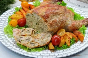 Курица, фаршированная блинами и печенью - пошаговый рецепт Курица, фаршированная блинами и печенью - пошаговый рецепт