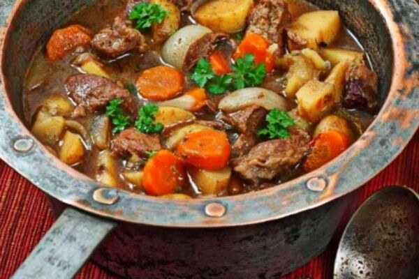 Жареная баранина с картофелем и овощами