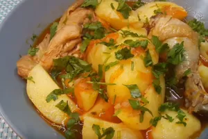 Тушкована курка з картоплею - покроковий рецепт Тушкована курка з картоплею - покроковий рецепт