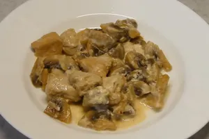 Тушеная курица с грибами - пошаговый рецепт Тушеная курица с грибами - пошаговый рецепт