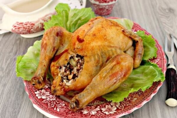 Курка, фарширована печерицями