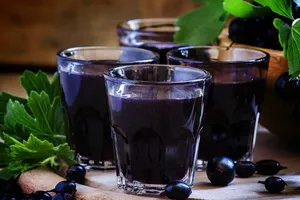 Настоянка на чорній смородині з листям - покроковий рецепт Настоянка на чорній смородині з листям - покроковий рецепт