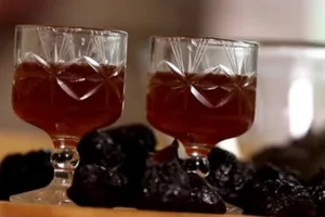 Настоянка на чорносливі з роздинками - покроковий рецепт Настоянка на чорносливі з роздинками - покроковий рецепт