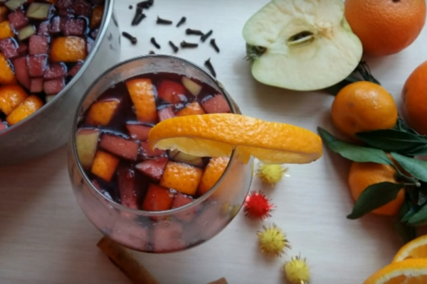 Глинтвейн с апельсином и яблоком